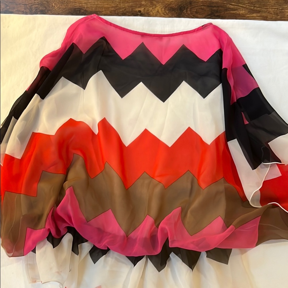 Milano Boxy Sleeveless Blouse in a Bold Chevron Print - Picture 6 of 6